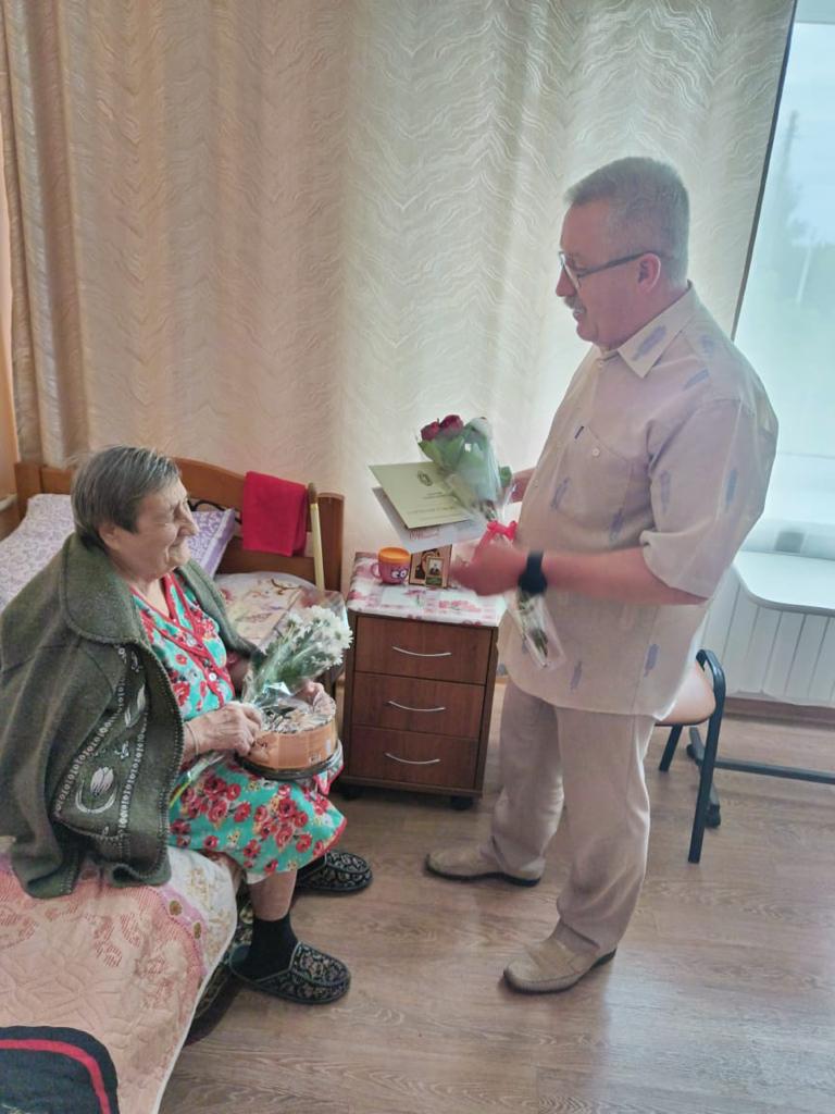 Глава администрации поздравил жительницу п.Епифань Щепетину Надежду Ивановну с 95-летним юбилеем, пожелал крепкого здоровья и долголетия