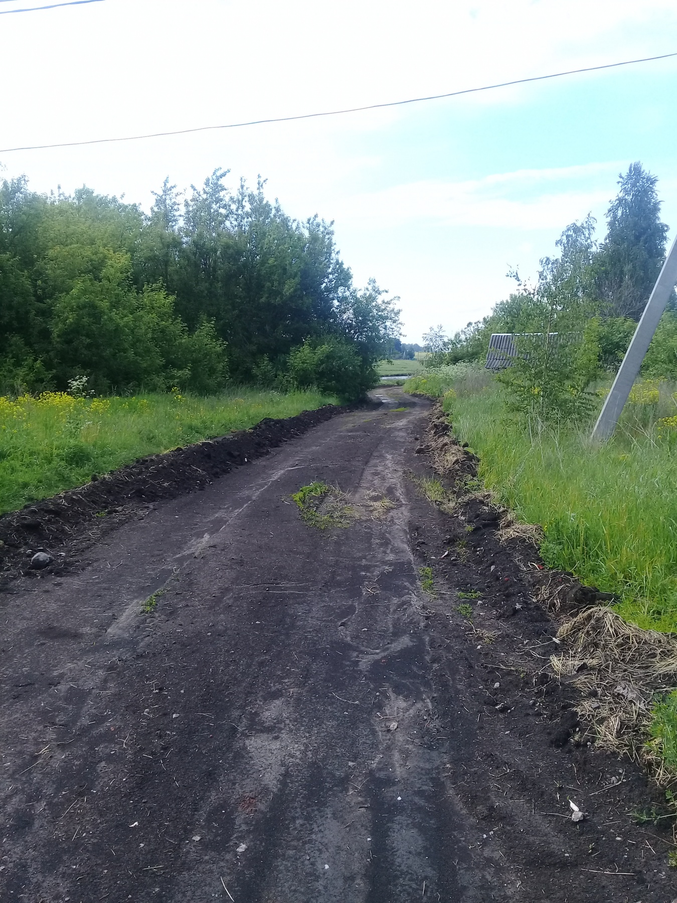 Ведутся работы по отсыпке дороги щебнем (левая сторона) в д. Федосовка Кимовского района в рамках проекта "Народный бюджет"