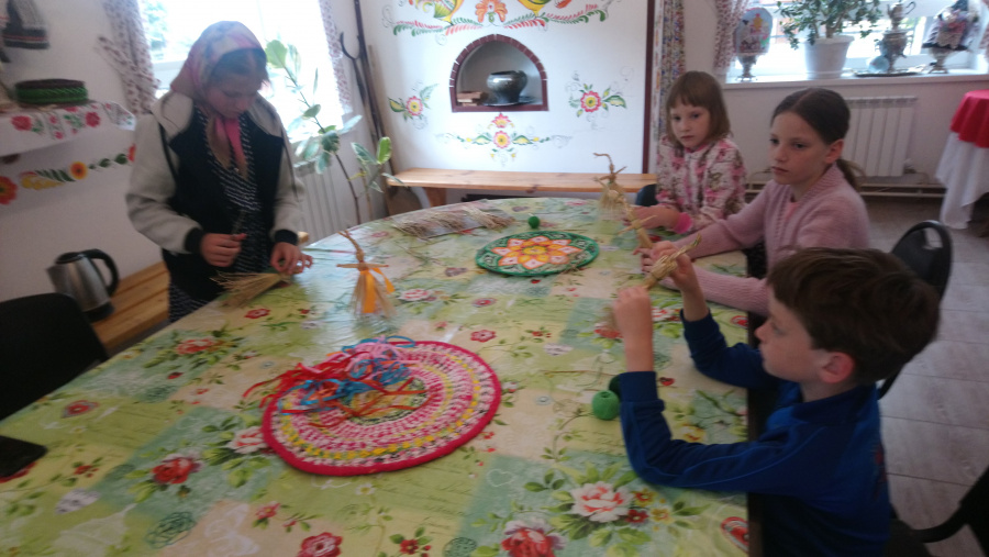 Руководитель КЛО «Радуга»  Елена Кокорева провела для детей мастер-класс  «Соломенная кукла  Стригушка». 