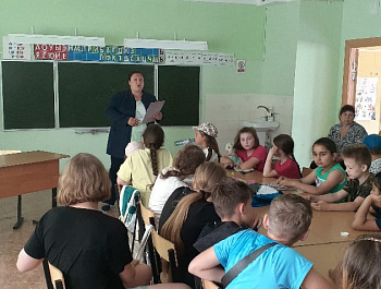 16 июня сотрудники ЦКР «Верховье Дона» провели с детьми, посещающими летний оздоровительный школьный лагерь Епифанской СОШ, антинаркотическую акцию 