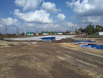 Продолжается строительство спортивной площадки в п. Епифань