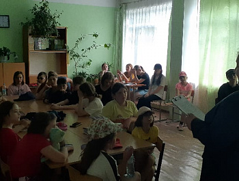 16 июня сотрудники ЦКР «Верховье Дона» провели с детьми, посещающими летний оздоровительный школьный лагерь Епифанской СОШ, антинаркотическую акцию 