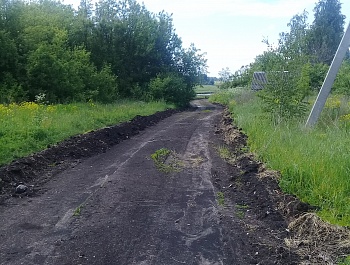 Ведутся работы по отсыпке дороги щебнем (левая сторона) в д. Федосовка Кимовского района в рамках проекта "Народный бюджет"