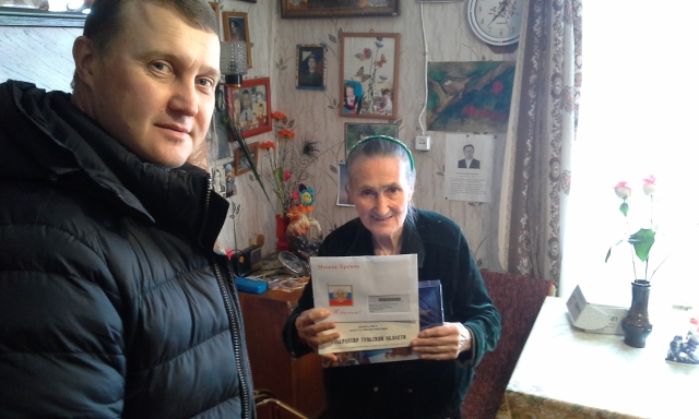 25/03/2019 заместитель главы администрации МО Епифанское Кирилин В. А. поздравил жительницу п. Епифань Цимбалист А. И. с 90-летием