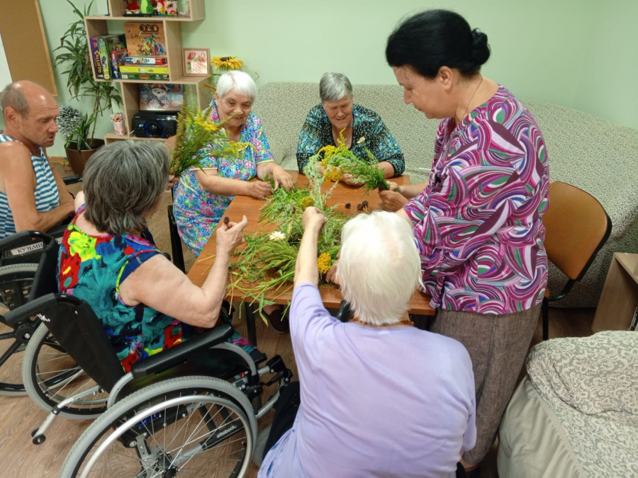 В Центре социального обслуживания  пос. Епифань, для участников кружка «Перезагрузка», состоялось творческое занятие по плетению венка из трав и цветов.