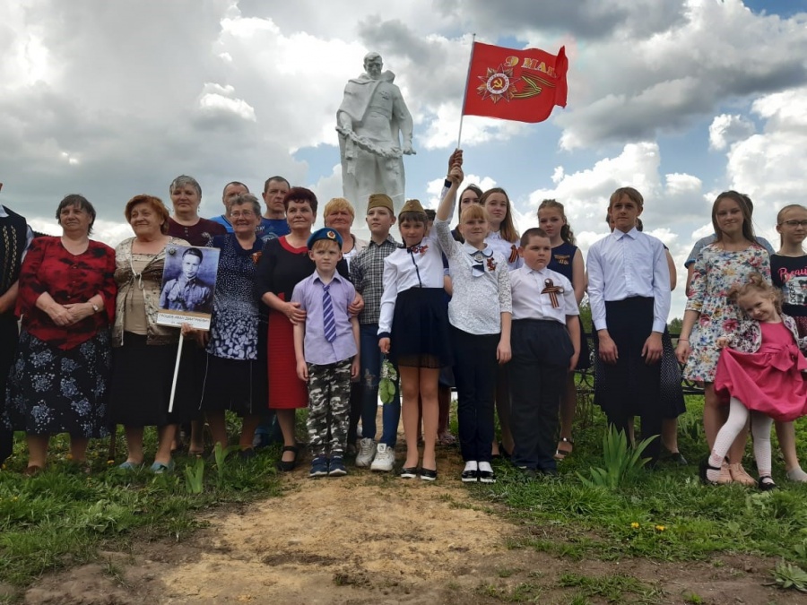 В с. Муравлянка прошел митинг «Слово – живым, память – павшим», посвященный 74-й годовщине победы в Великой Отечественной войне. Панихиду по усопшим войнам отслужил отец Герман.