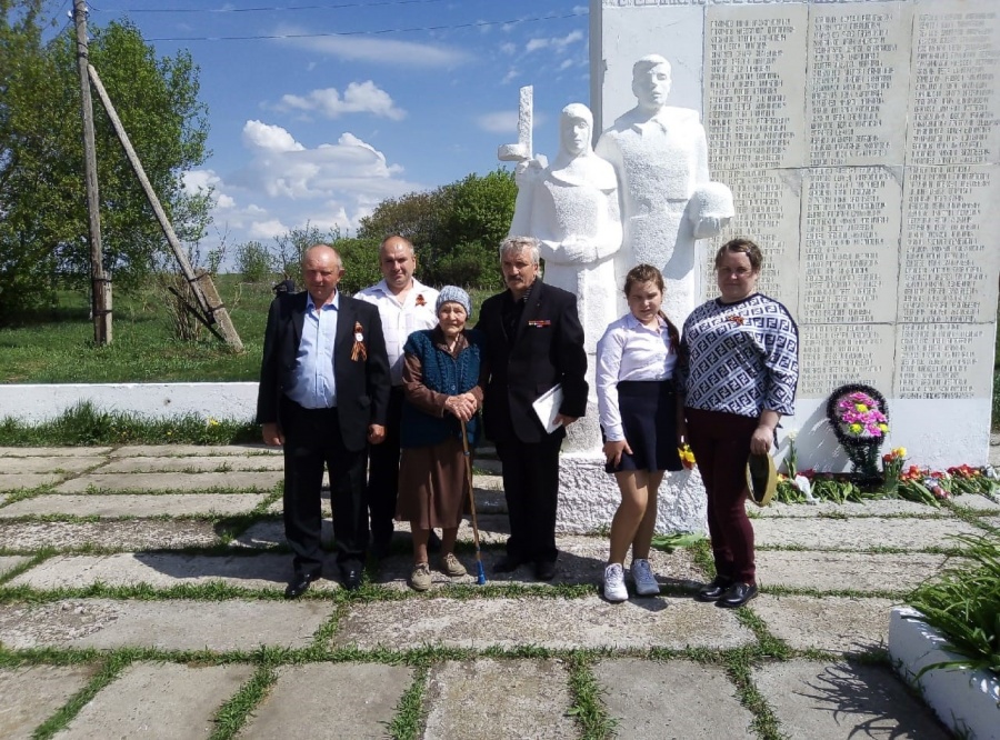 В д. Чебыши у памятника погибшим воинам в торжественной обстановке прошёл  митинг «Во имя ПОБЕДЫ».  Школьники читали стихи, пели песни. Присутствующие поздравляли друг друга с днём Победы и благодарили всех тех, кто отстоял Победу. После возложения цветов