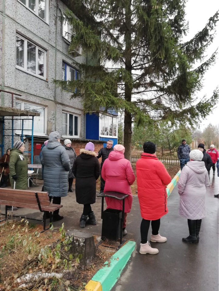 19.11.2021 в п. Епифань по ул. 50 лет Октября у домов 26а, 27 прошел сход жителей по вопросу жизнеобеспечения