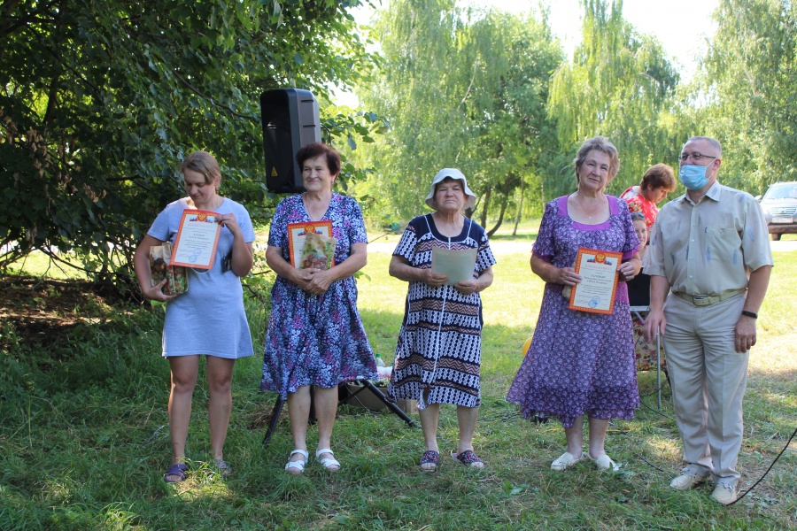 08.07.2021 в с. Молоденки прошел праздничный концерт «Ромашковое счастье», организованный МКУК «ЕЦК и Д» с участие главы АМО Епифанское С.А. Карповым.
