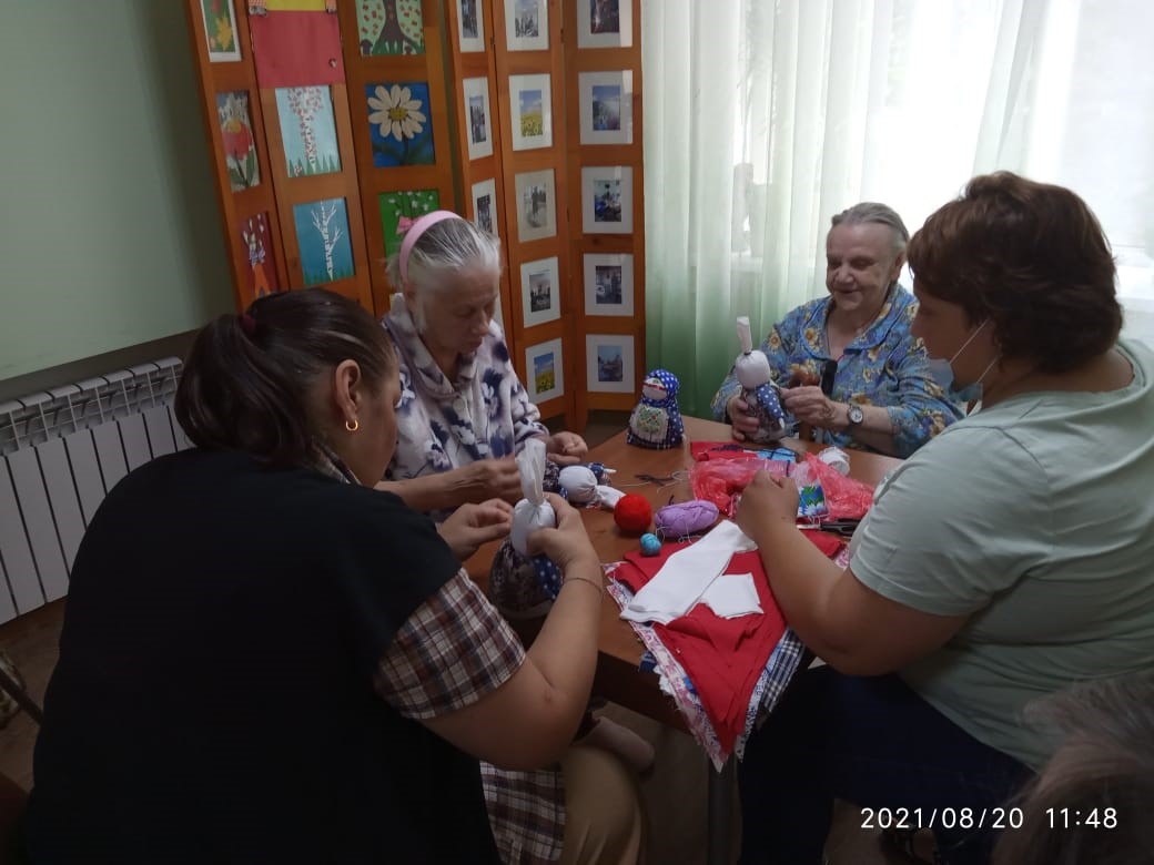 20.08.2021 г. мастер по декоративно-прикладному творчеству МКУК «ЕЦКиД», Лариса Мордочкина провела для жильцов Центра социального обслуживания № 1 поселка Епифань мастер-класс по тряпичной кукле «Крупеничка».