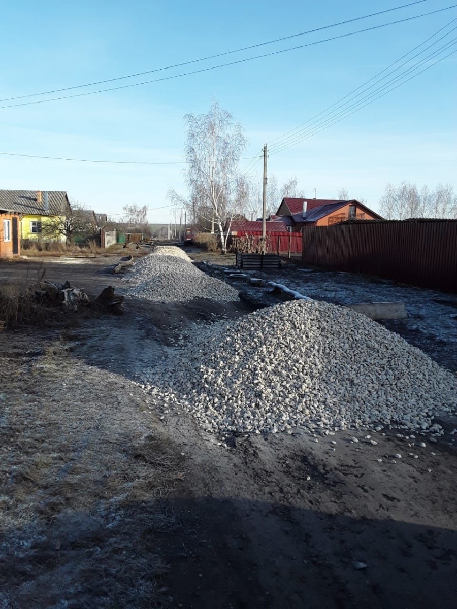 Ведутся работы по отсыпке щебнем грунтовой дороги по ул. Новая п. Бучалки Кимовского района