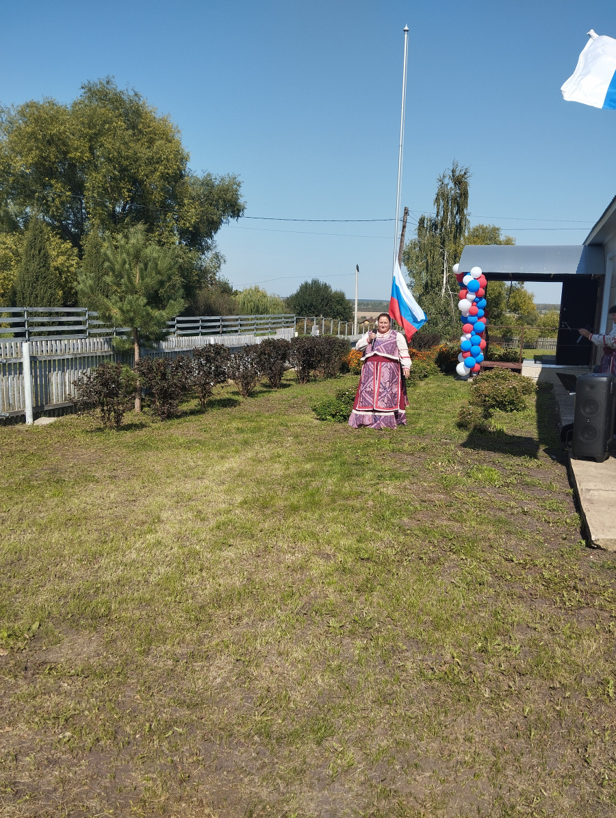    В Монастырщинской школе имени  героя Советского союза Гераськина Дмитрия Семёновича,  День Знаний отметили не только торжественной линейкой и первым звонком, но и ярким, запоминающимся концертом! Солисты ЦКР "Верховье Дона" подарили ученикам, учителям,