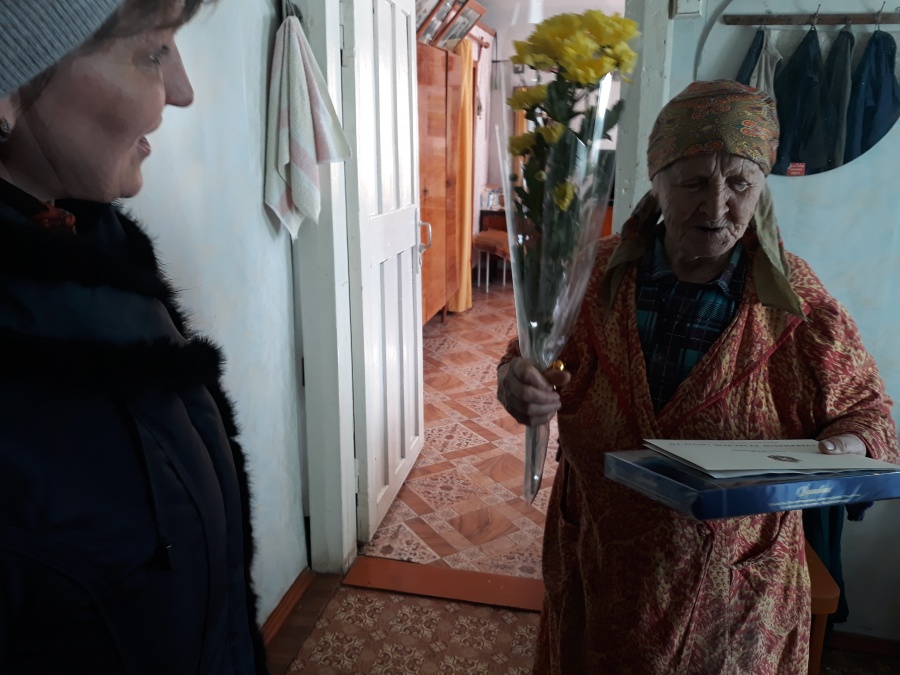 12/03/2019 сотрудники администрации МО Епифанское поздравили жительницу д. Восход Кимовского района Соину О. В. с 90-летием