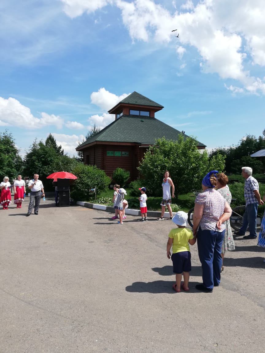 16.06.2021 в с. Себино, глава АМО Епифанское Кимовского района С.А. Карпов принял участие в мероприятие «Литературно-музыкальная композиция «Ты живи моё село»», проведенное выездным автоклубом № 1 МКУК «Передвижной Центр Культуры и Досуга»