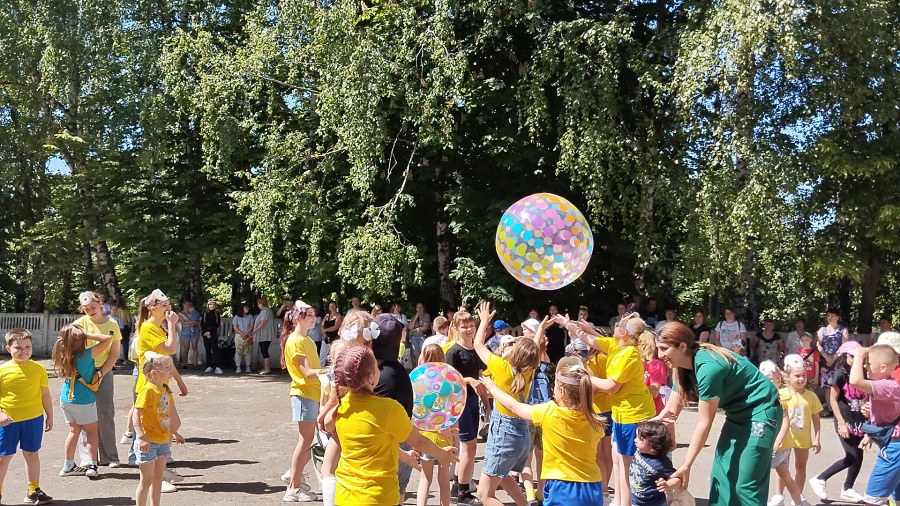 3 июня радостно, звонко, тепло и красочно прошёл главный праздник детства – День защиты детей в пришкольном лагере «Радуга».Все участники праздника, пришли в одежде с элементами желтого цвета, ведь праздник был не обычный, а тематический и назывался «Минь