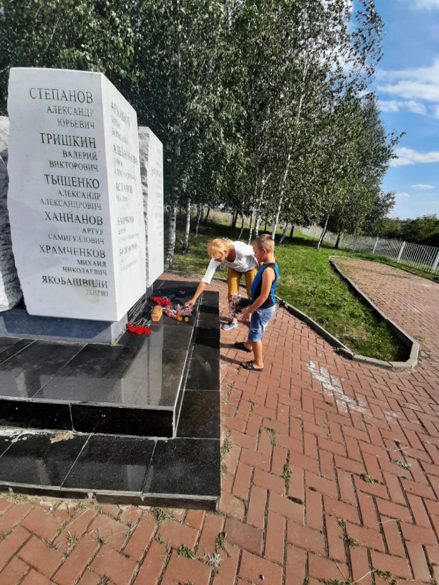 В память о 16-ой годовщине авиакатастрофы над п. Бучалки Кимовского района прошло возложение цветов у мемориала погибшим в результате террористического акта 24.08.2004 года