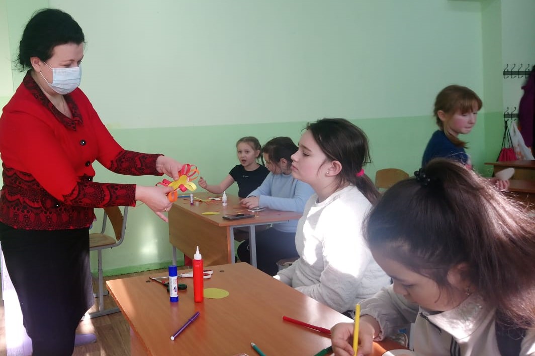 15 февраля руководителем КЛО «Радуга» Еленой Кокоревой для учащихся Епифанской СОШ было проведено творческое занятие по изготовлению фигурки  «Кукла Масленица». 