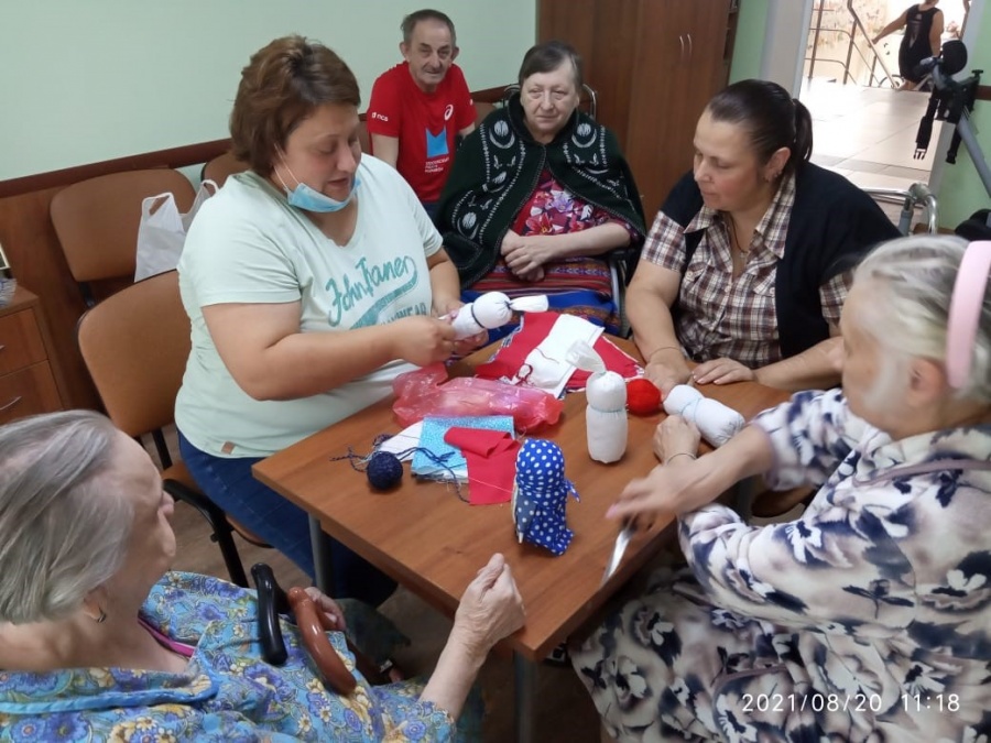 20.08.2021 г. мастер по декоративно-прикладному творчеству МКУК «ЕЦКиД», Лариса Мордочкина провела для жильцов Центра социального обслуживания № 1 поселка Епифань мастер-класс по тряпичной кукле «Крупеничка».