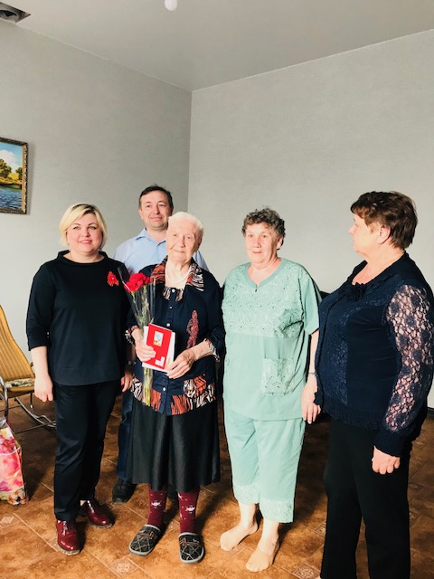  Глава МО город Кимовск Белькова М. В., глава администрации МО Епифанское Лавров В. А. и глава МО Епифанское Алтухова Н. Д. в преддверии Дня Победы поздравили жительниц п. Епифань Бирюкову А. В. и Жерновенкову А. Д.