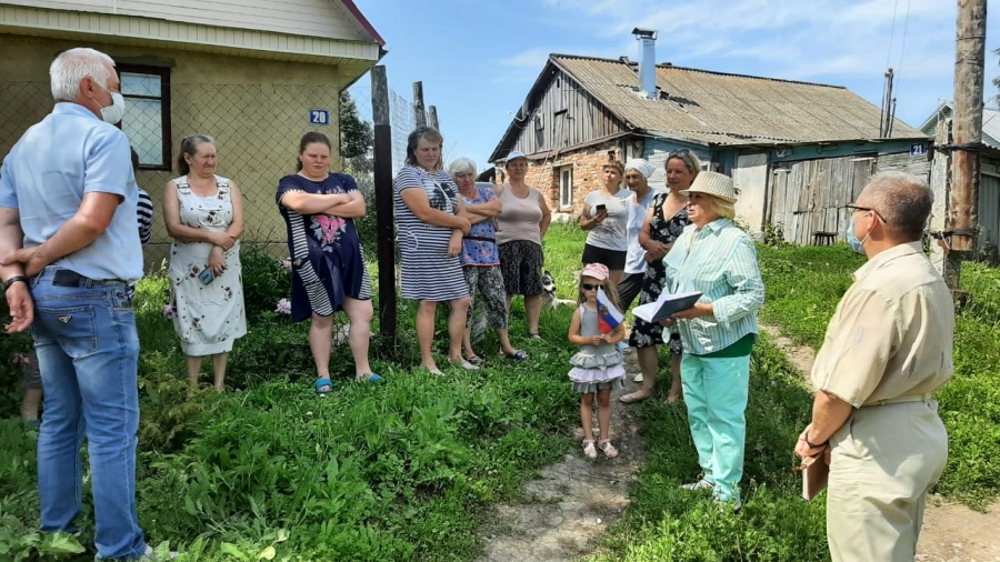 21.06.2021 прошла встреча с жителями д.Красное с участием представителя «Ростелекома»г. Кимовска С.В.Нистратова, представителя АМО Кимовский район Ю.Ю.Мороз, главы АМО Епифанское С.А.Карпова по вопросам проведения интернета и проблемам жизнеобеспечения