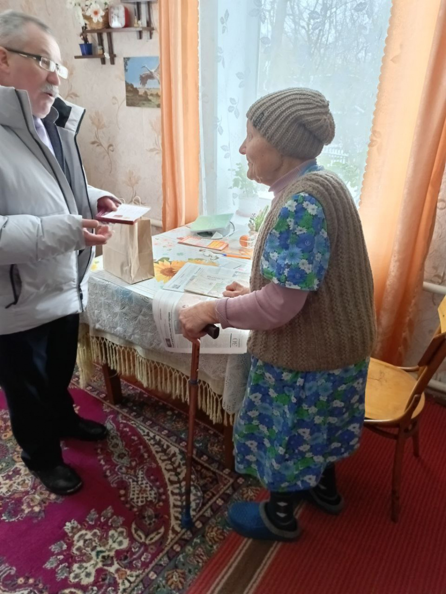 Сегодня, 18 февраля 2025 года , глава администрации муниципального образования Епифанское Кимовского района Сергей Алексеевич Карпов вместе со школьниками Вишневской школы вручили медаль 80 лет Победы в Великой Отечественной Войне1941-1945 годов труженице