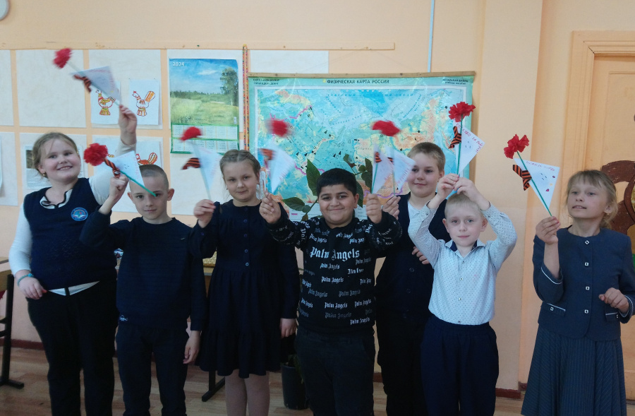 Скоро наступит День Победы — 9 Мая!  	В память о героических подвигах, самоотверженности и смелости наших защитников, для учащихся Епифанской школы, участников кружка «Радуга», проведен мастер-класс  по изготовлению открытки к 9 Мая в виде фронтового пись