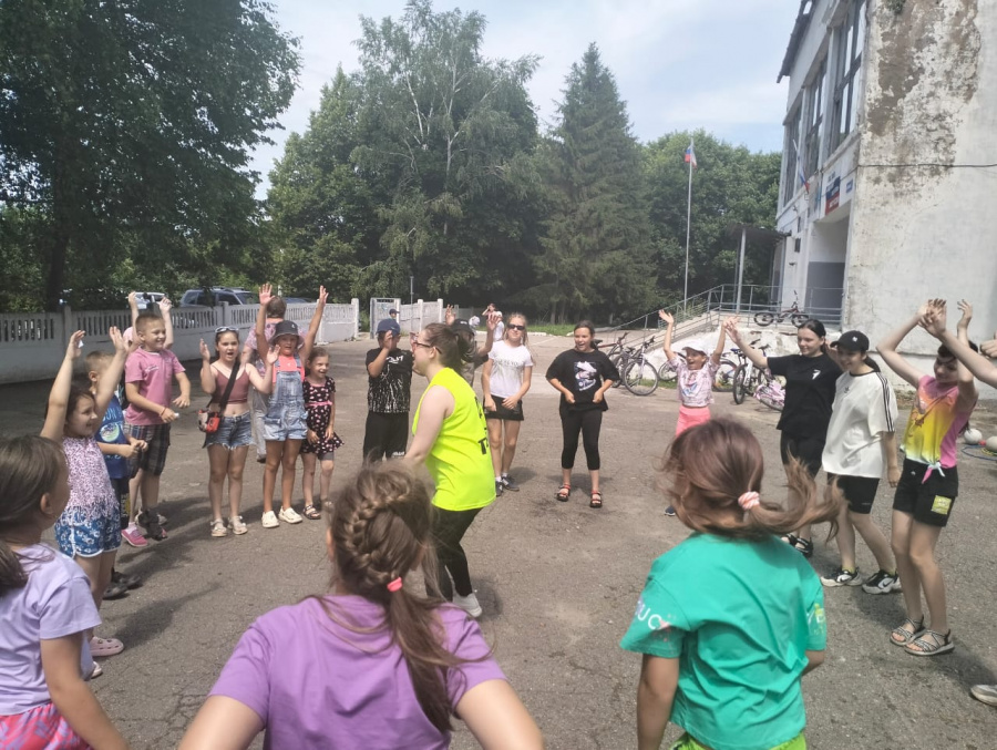 20 июня в рамках антинаркотического месячника в пришкольном лагере «Радуга» прошла развлекательная программа «Аттракцион весёлых игр». Цель мероприятия: пропаганда спорта как важного средства укрепления здоровья, воспитание спортивного духа, а также призы