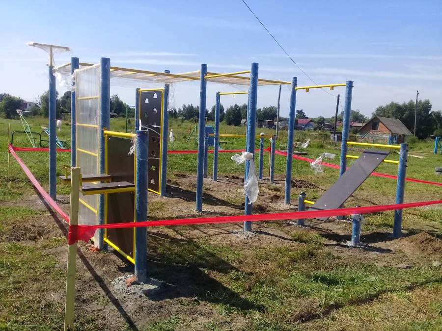 Продолжаются работы по установке спортивной площадки в с. Муравлянка Кимовского района в рамках проекта "Народный бюджет-2020"