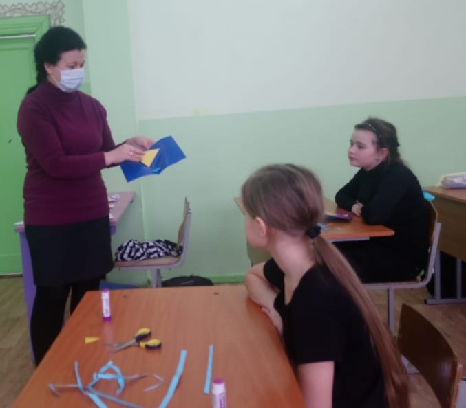 Для учащихся Епифанской СОШ  руководителем КЛО «Радуга» Еленой Кокоревой был проведен мастер - класс по созданию  праздничной 3D открытки. 