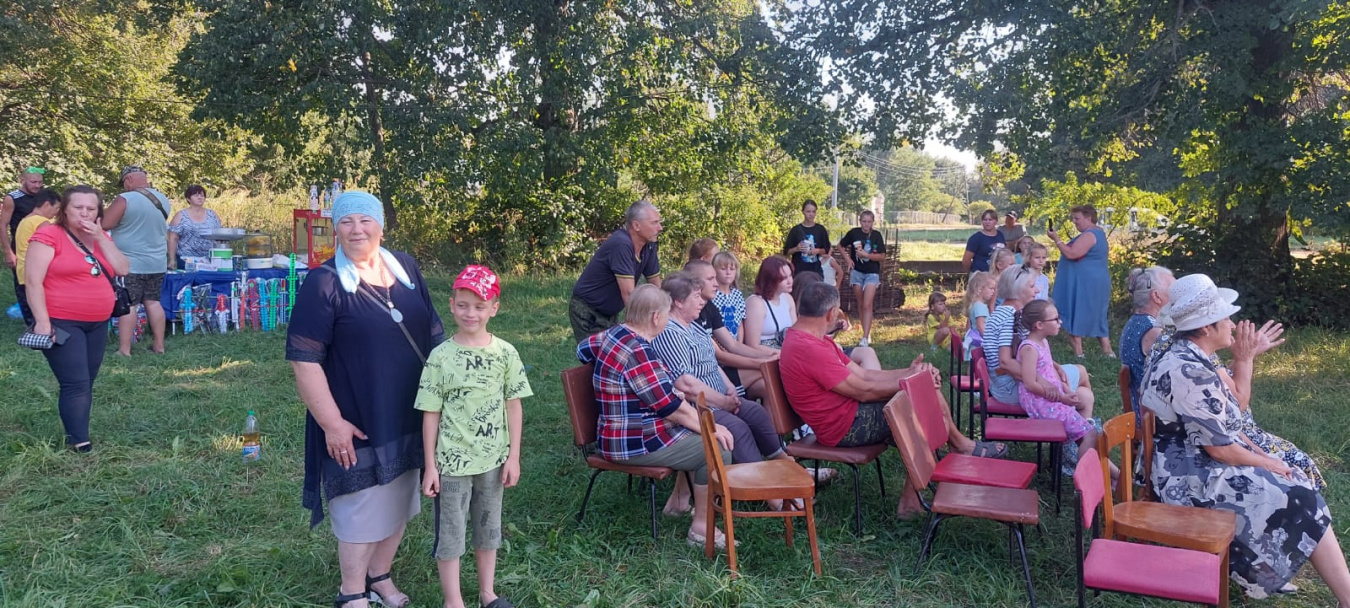 18.08.2023 г. в рамках проекта «Лето во дворах» в село Молодёнки состоялся праздничный концерт.