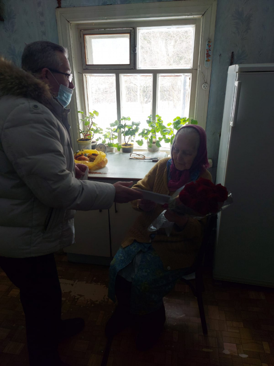 Глава администрации МО Епифанское Карпов С.А. поздравил Костикову Тамару Васильевну, жительницу п.Епифань с 90-летием.
