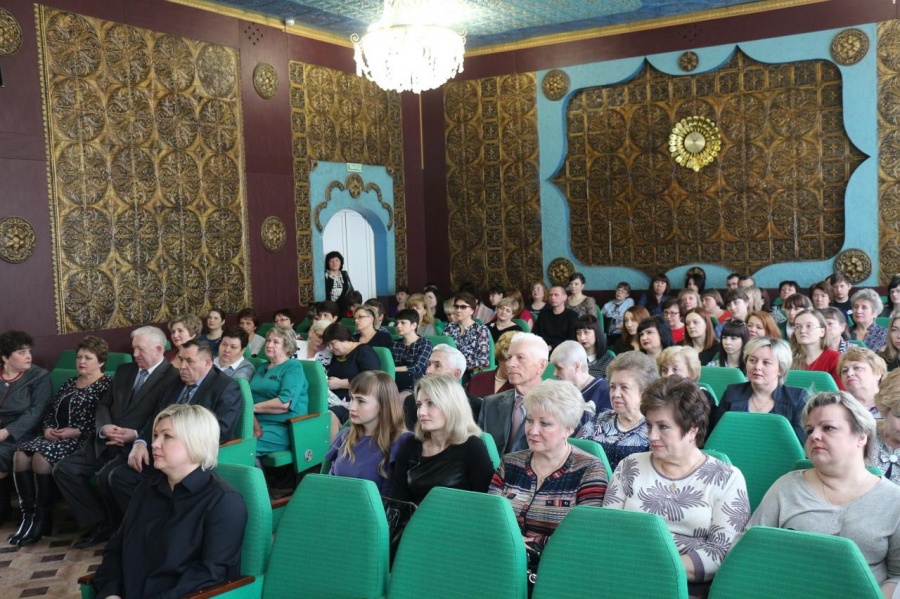 Работники местного самоуправления принимают поздравления