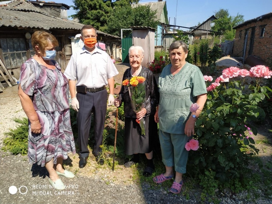 Глава администрации МО Епифанское Лавров В. А. и глава МО Епифанское Алтухова Н. Д. поздравили жительницу п. Епифань Жерновенкову Анну Дмитриевну с 100 летием