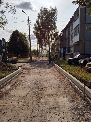 Продолжаются работы по благоустройству внутридомовой территории в п. Епифань ул. 50 лет Октября д. 26 и д. 27 по программе "Формирование современной городской среды"