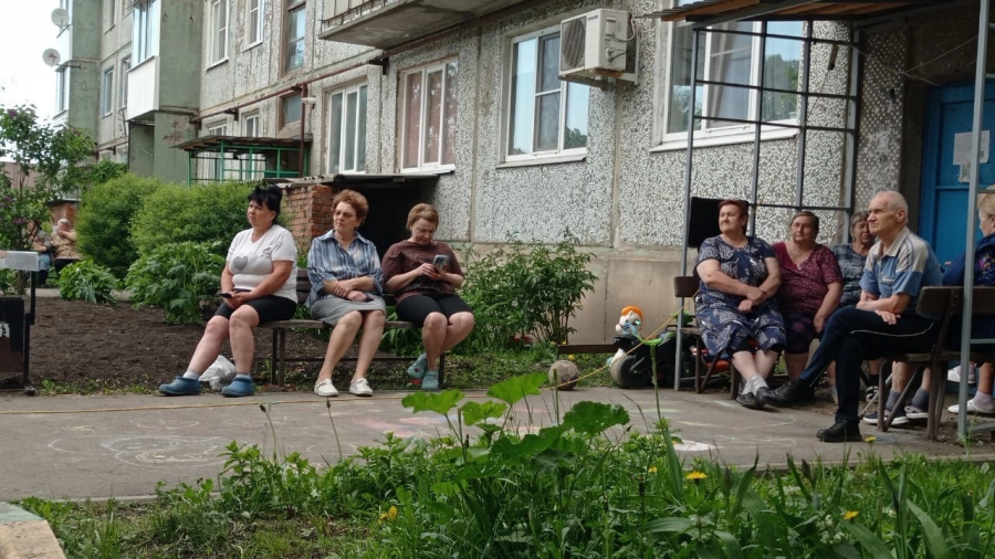  Работники центра культурного развития «Верховье Дона» подготовили и провели праздничную программу «День хороших соседей» на улице 50 лет Октября поселка Епифань, посвящённую Международному Дню соседей. Ведущая рассказали о возникновении праздника. Задуше