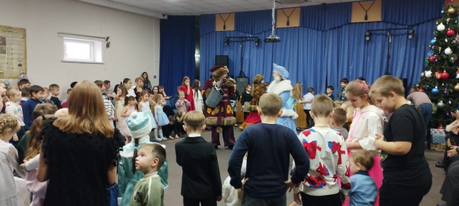       Только раз под Новый год, чудеса случаются. Возле ёлочки нарядной сказка начинается! Новый год самый любимый, добрый, сказочный праздник. 27 декабря в центре культурного развития «Верховье Дона» состоялся новогодний утренник «Чудеса под Новый год...