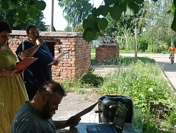 Прекрасный летний вечер  творческая группа  центра культурного развития «Верховье Дона» провела  вместе с жителями улицы 50 лет Октября посёлка Епифань.      Весело, активно, зажигательно прошел еще один праздник в рамках проекта "Лето во дворах".  Несмот