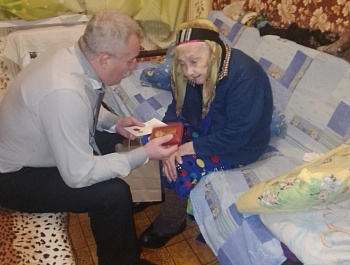 В Кимовском районе началось вручение юбилейных медалей в честь 80-летия Победы В этом году страна отметит 80-летие Победы в Великой Отечественной войне 1941-1945 гг. Ещё живы свидетели тех далеких событий – им особое внимание и почтение. Одной из мер приз