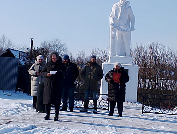 В День защитника Отечества мы отдаем дань уважения и благодарности тем, кто мужественно защищал родную землю от захватчиков, и тем, кто в мирное время несёт нелегкую и ответственную службу.       В преддверии праздника  на братской могиле  поселка Епифань