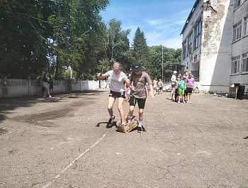 20 июня в рамках антинаркотического месячника в пришкольном лагере «Радуга» прошла развлекательная программа «Аттракцион весёлых игр». Цель мероприятия: пропаганда спорта как важного средства укрепления здоровья, воспитание спортивного духа, а также призы