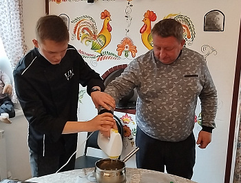 В ЦКР «Верховье Дона» с мастер-классом  приехал  настоящий  мастер своего дела  Максим Виноградов – участник шоу «Кондитер».     Во время мастер-класса Максим поделился секретами изготовления  старинного  десерта «Ромовая Баба»