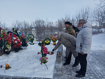 В День защитника Отечества мы отдаем дань уважения и благодарности тем, кто мужественно защищал родную землю от захватчиков, и тем, кто в мирное время несёт нелегкую и ответственную службу.       В преддверии праздника  на братской могиле  поселка Епифань