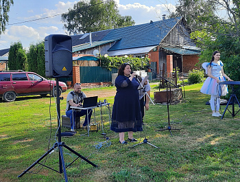 21.06.2023 на ул.Советская п.Епифань состоялся праздничный концерт "Лето во дворах"
