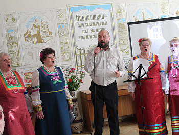 29.09.2023  В центральной  библиотеке  г.Кимовска прошел литературно - музыкальный вечер песен О. Фельцмана . Зрителей ждала встреча с гостями праздника Иваном Завитаевым и Еленой Кокоревой.
