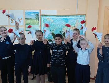 Скоро наступит День Победы — 9 Мая!  	В память о героических подвигах, самоотверженности и смелости наших защитников, для учащихся Епифанской школы, участников кружка «Радуга», проведен мастер-класс  по изготовлению открытки к 9 Мая в виде фронтового пись