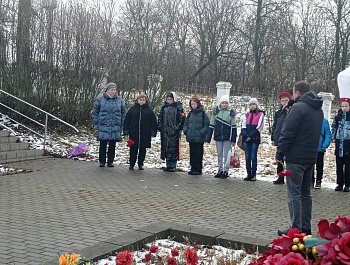 В Епифани, у братской могилы, где покоятся герои, павшие в годы Великой Отечественной войны, прошел торжественный митинг  «Поклон и память поколений»,  посвящённый 84 годовщине освобождения  Кимовского района и посёлка Епифань от немецко-фашистских захват