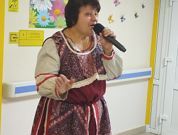 В стационарном отделении № 4  пос. Епифань,  прошла концертная программа  "Цвет настроения - Осень".      Говорят, что осень – это грусть, сплошные дожди, пасмурная погода ... того и гляди - простудишься. Даже песни про осень в основном грустные…  Но арти