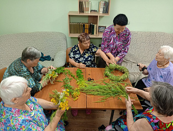 В Центре социального обслуживания  пос. Епифань, для участников кружка «Перезагрузка», состоялось творческое занятие по плетению венка из трав и цветов.