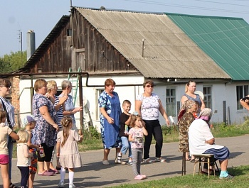 В посёлке Епифань, на улице Первомайская, прошёл праздничный концерт «Лето во дворах».