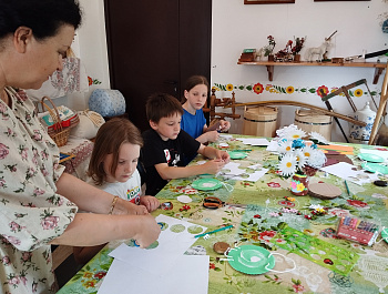 Накануне Дня семьи, любви и верности в ЦКР «Верховье Дона» для младших посетителей клуба прошел мастер-класс по изготовлению аппликации, посвященный этому празднику. Ромашка является символом этого праздника и основным элементом поделки: складывая бумагу 